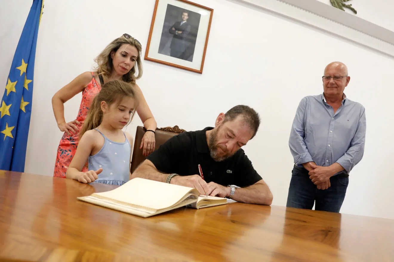 Miquel Silvestre firma en el libro de honor del Ayuntamiento de Dénia
