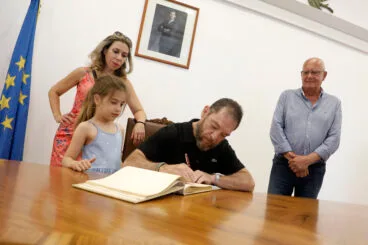 Miquel Silvestre firma en el libro de honor del Ayuntamiento de Dénia