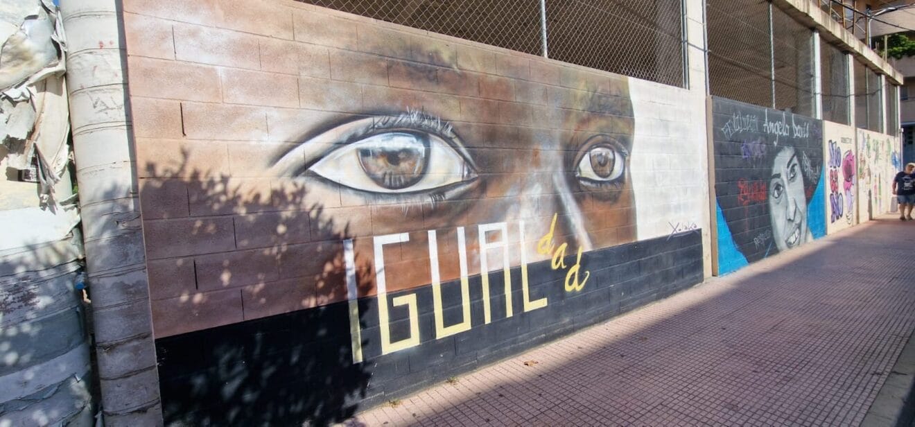 Murales en una calle de Dénia