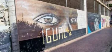 murales en una calle de denia