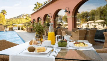 Platos destacados del Restaurante Punta Negra y terraza con vistas al jardín