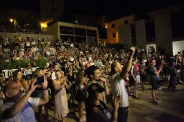 publico durante un concierto en pla plaza del consell