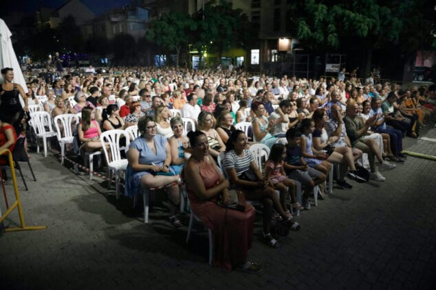 publico durante un espectaculo en calle la via
