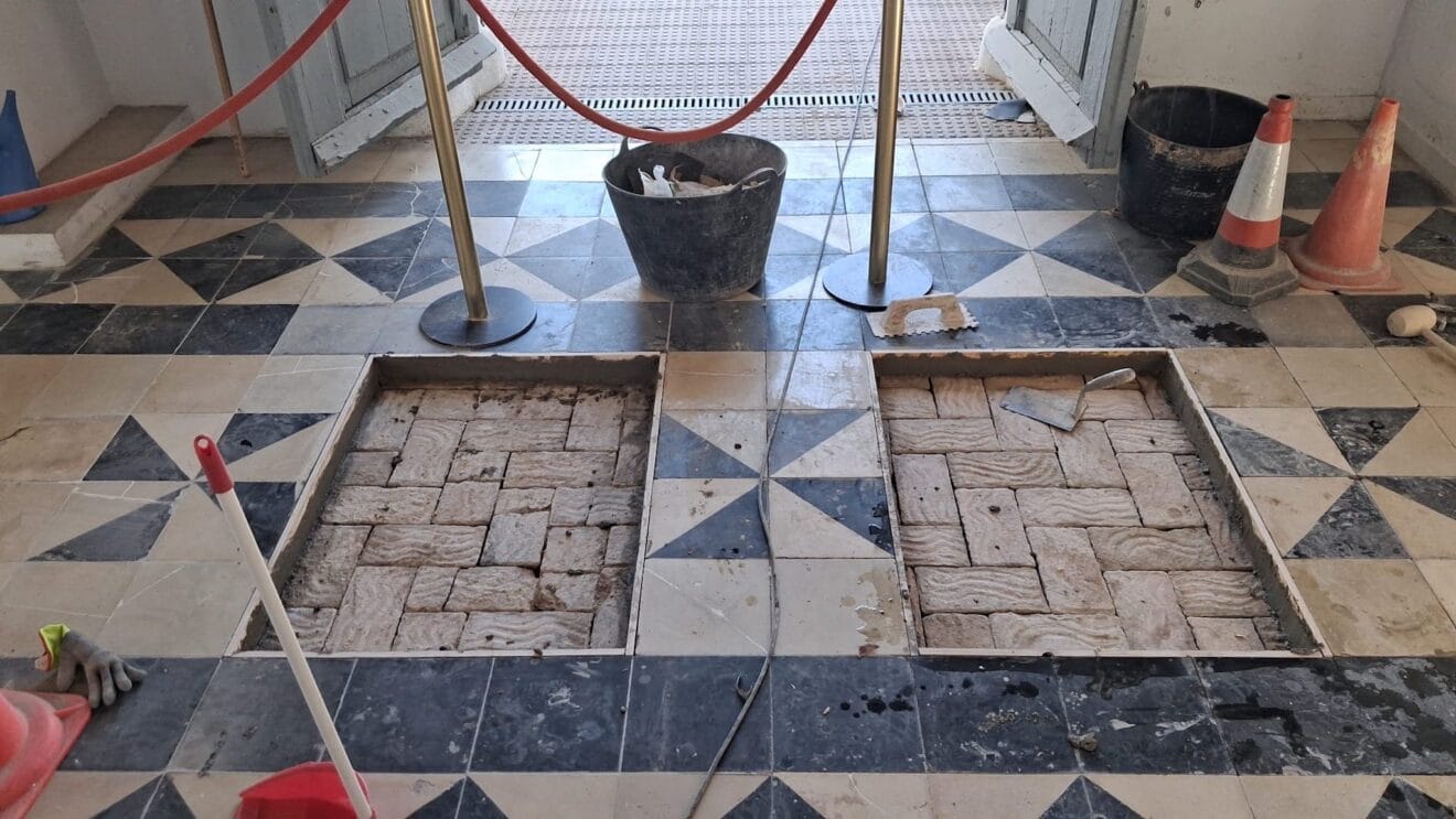 Restauración del pavimento del vestíbulo del cementerio municipal de Dénia