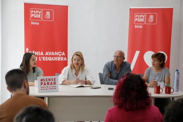Imagen: Rueda de prensa del PSPV en Dénia sobre la retirada de competencias para la segunda residencia