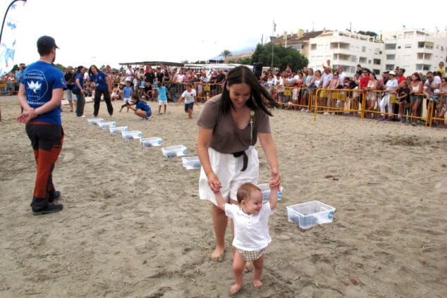 suelta de tortugas en la punta del raset de denia 10