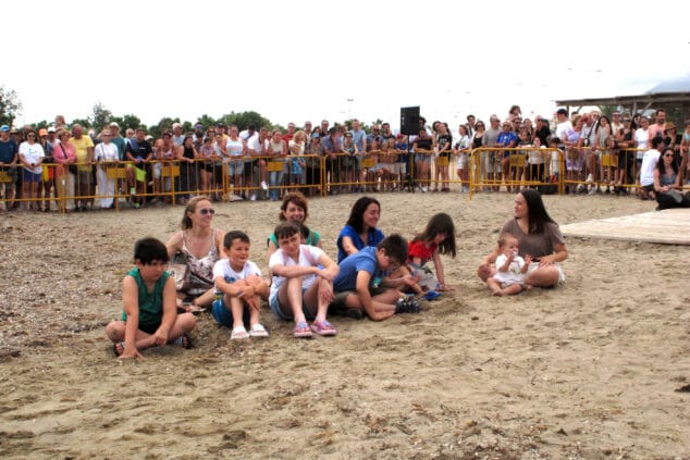 suelta de tortugas en la punta del raset de denia 13