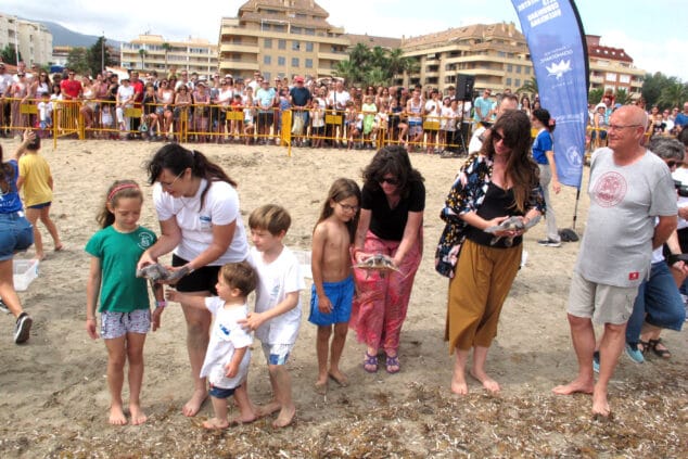 suelta de tortugas en la punta del raset de denia 18