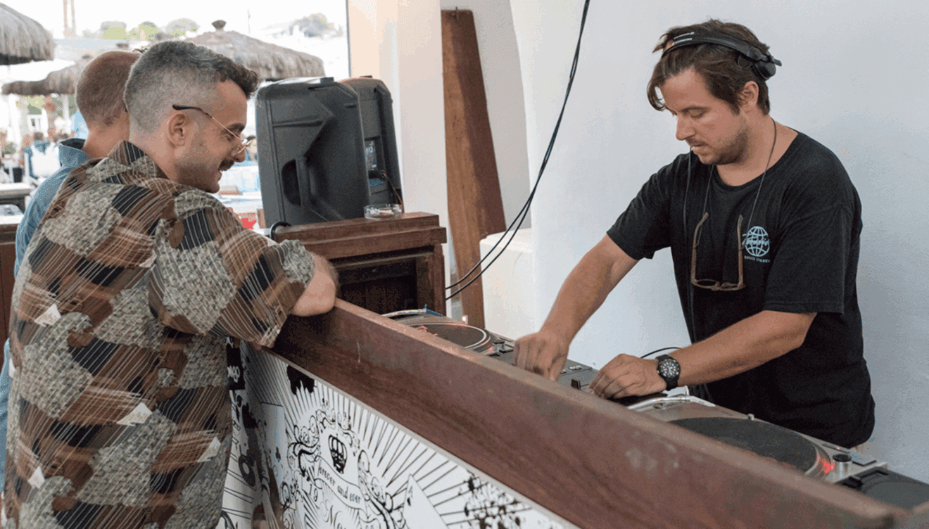 Tardeo musical con el mar de fondo