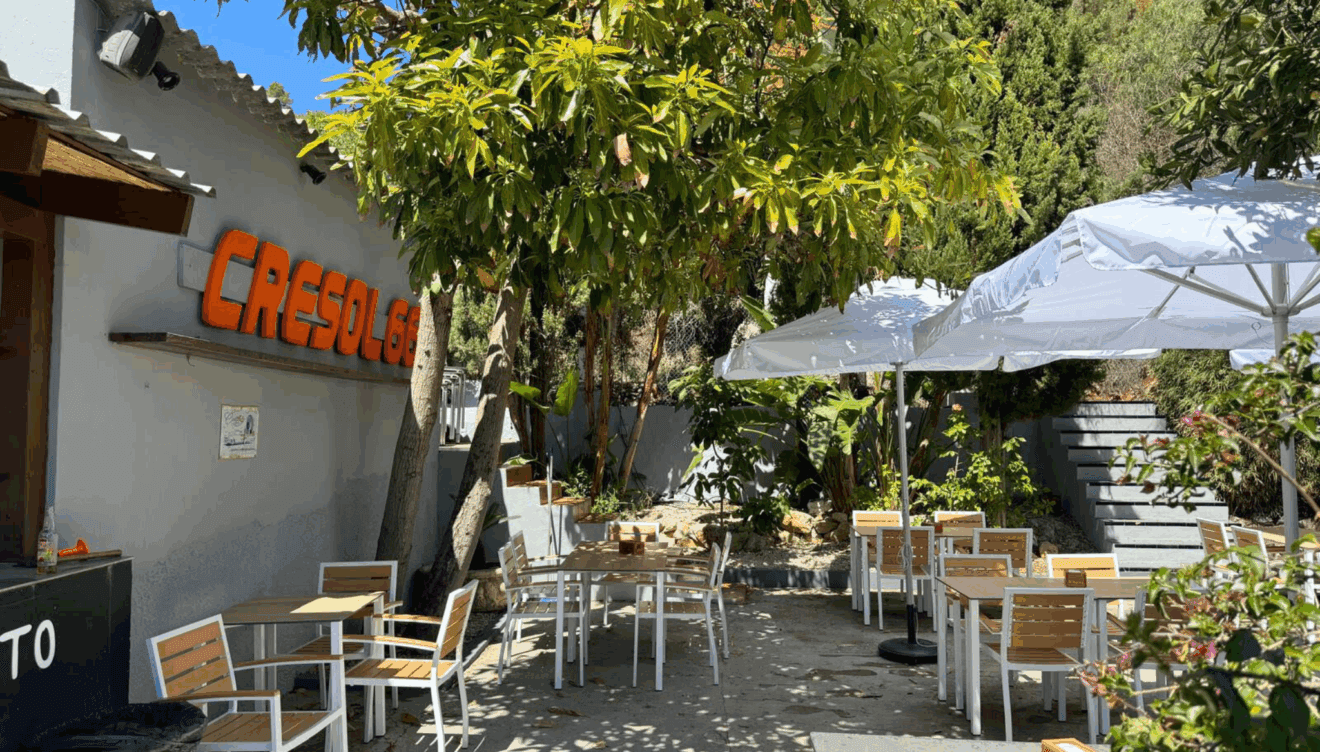 Terraza del restaurante con ambiente motero y rodeada de naturaleza