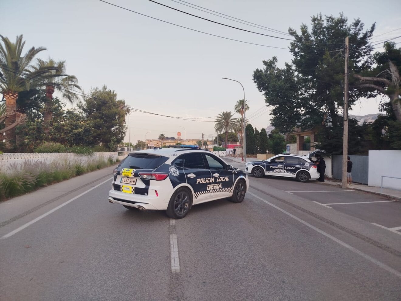 Vehículos de la Policía Local de Dénia cruzados en la carretera durante un control