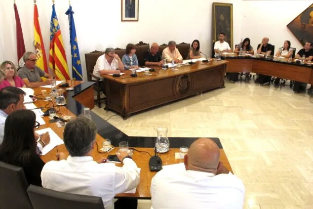 El debate de Dénia: gobierno contra Consell, oposición contra gobierno… y vecinos a lo suyo 1 Imagen: Vicent Grimalt abre el debate de Dénia