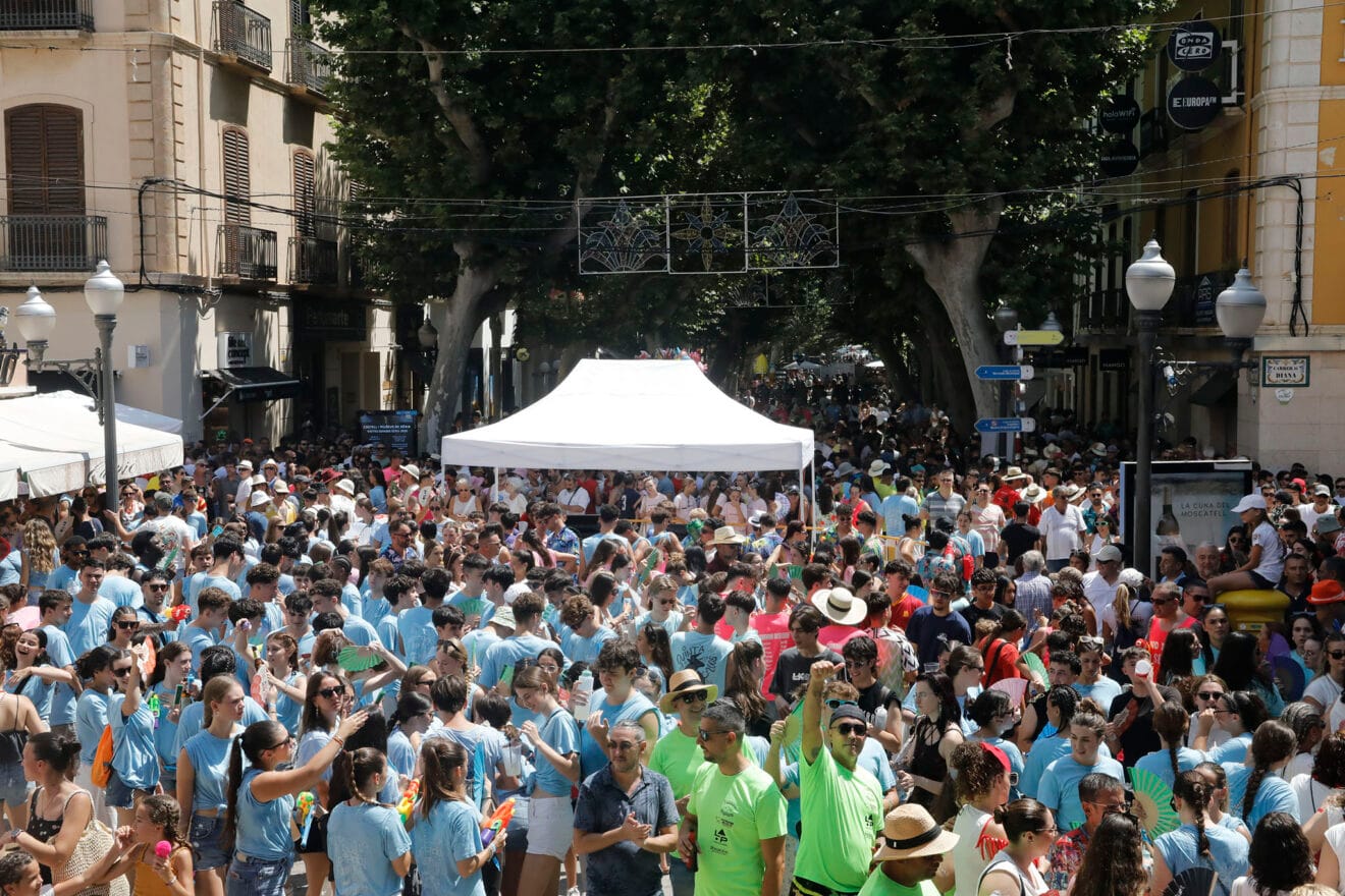 Ambiente antes del cohete anunciador que da inicio a les Festes Majors de Dénia 2025