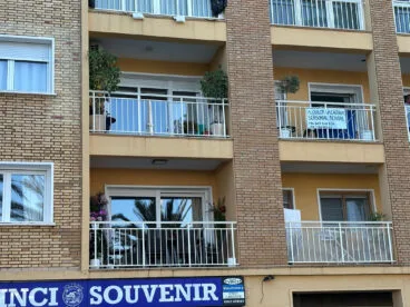 anunci de lloguer de vacances en un balcó d'un edifici de denia arxiu