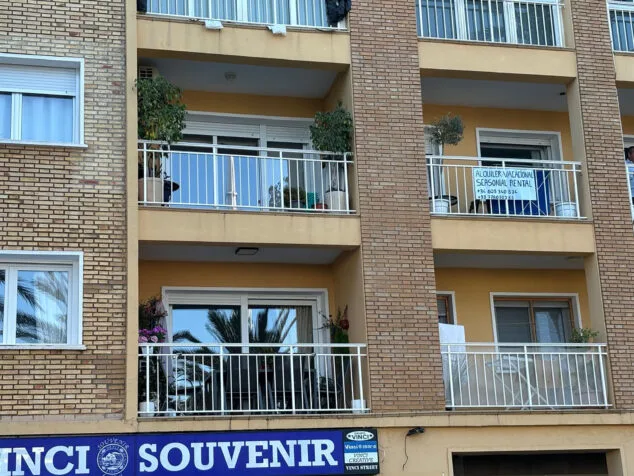 Dénia prorrogará la suspensión de certificados de compatibilidad urbanística para viviendas turísticas 1 Imagen: Anuncio de alquiler vacacional en un balcón de un edificio de Dénia (archivo)