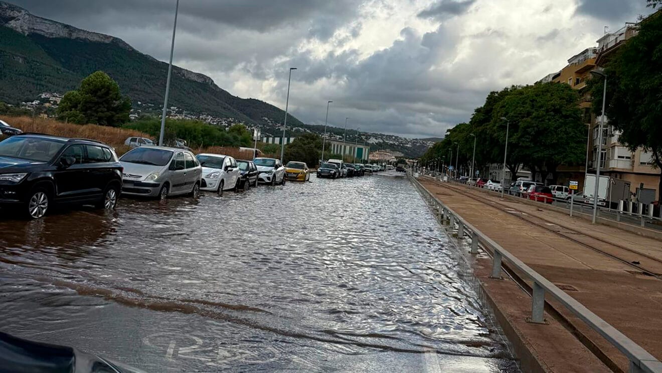 Avenida Joan Fuster cerrada en Dénia por el agua