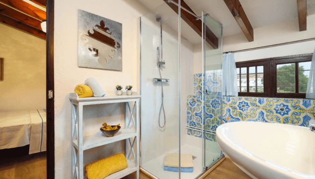 bano moderno con ducha y acabados de calidad