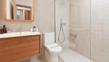 Baño principal moderno con acabados de calidad