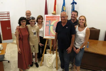 Claudio Suster y autoridades de Dénia durante la presentación del cartel de los Moros y Cristianos 2025