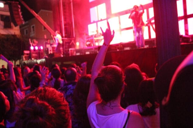 Las Fallas de Dénia desafían la lluvia y llenan de vida una jornada de Fiestas con un multitudinario concierto y correfocs 138 concierto de the tyets en denia 19
