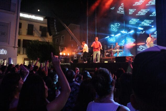 Las Fallas de Dénia desafían la lluvia y llenan de vida una jornada de Fiestas con un multitudinario concierto y correfocs 134 concierto de the tyets en denia 23