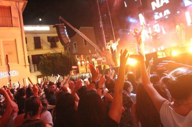 Las Fallas de Dénia desafían la lluvia y llenan de vida una jornada de Fiestas con un multitudinario concierto y correfocs 133 concierto de the tyets en denia 24