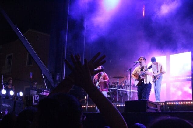 Las Fallas de Dénia desafían la lluvia y llenan de vida una jornada de Fiestas con un multitudinario concierto y correfocs 126 concierto de the tyets en denia 31