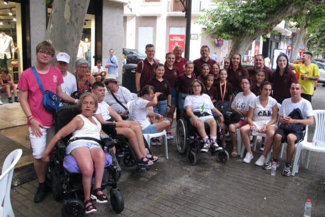 Las Fallas de Dénia desafían la lluvia y llenan de vida una jornada de Fiestas con un multitudinario concierto y correfocs 23 concurso de paellas 11