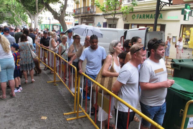 Las Fallas de Dénia desafían la lluvia y llenan de vida una jornada de Fiestas con un multitudinario concierto y correfocs 34 concurso de paellas 22
