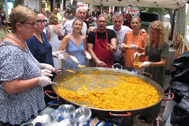 Las Fallas de Dénia desafían la lluvia y llenan de vida una jornada de Fiestas con un multitudinario concierto y correfocs 37 concurso de paellas 25