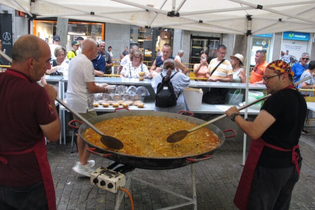 Las Fallas de Dénia desafían la lluvia y llenan de vida una jornada de Fiestas con un multitudinario concierto y correfocs 38 concurso de paellas 26