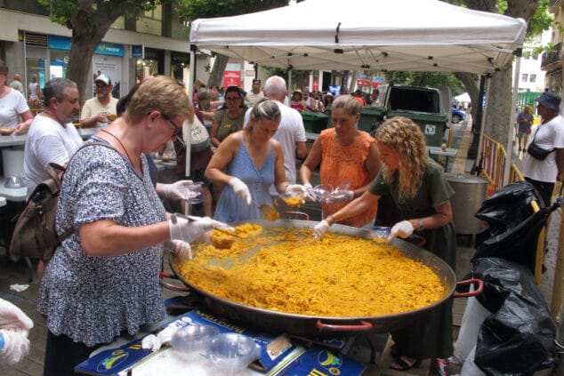 Las Fallas de Dénia desafían la lluvia y llenan de vida una jornada de Fiestas con un multitudinario concierto y correfocs 39 concurso de paellas 27