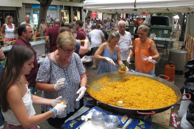 Las Fallas de Dénia desafían la lluvia y llenan de vida una jornada de Fiestas con un multitudinario concierto y correfocs 40 concurso de paellas 28