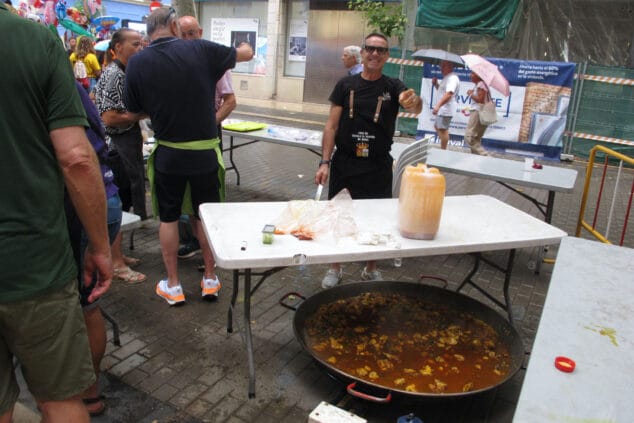 Las Fallas de Dénia desafían la lluvia y llenan de vida una jornada de Fiestas con un multitudinario concierto y correfocs 4 concurso de paellas 33