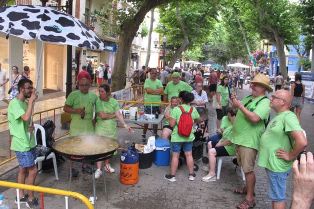 Las Fallas de Dénia desafían la lluvia y llenan de vida una jornada de Fiestas con un multitudinario concierto y correfocs 5 concurso de paellas 34