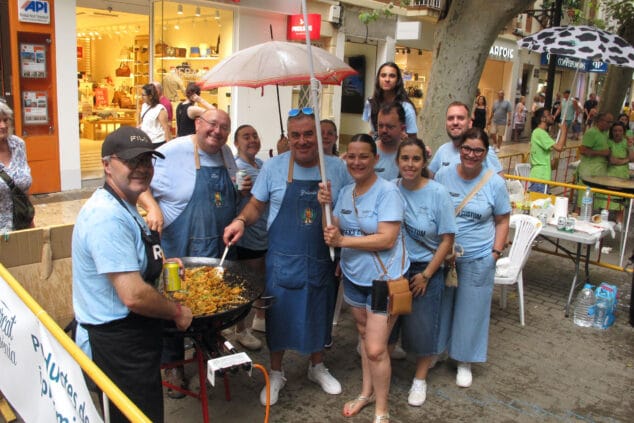 Las Fallas de Dénia desafían la lluvia y llenan de vida una jornada de Fiestas con un multitudinario concierto y correfocs 6 concurso de paellas 35