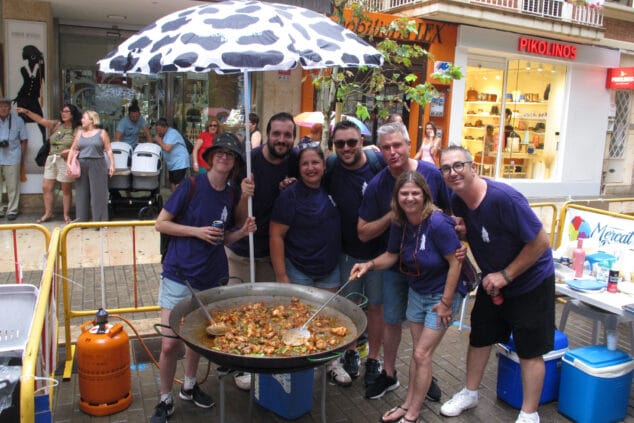Las Fallas de Dénia desafían la lluvia y llenan de vida una jornada de Fiestas con un multitudinario concierto y correfocs 7 concurso de paellas 36