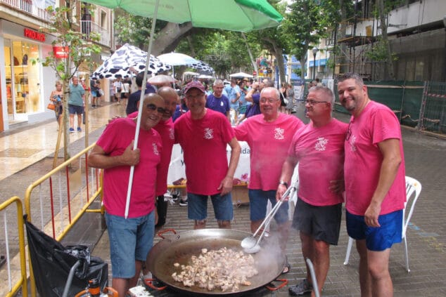 Las Fallas de Dénia desafían la lluvia y llenan de vida una jornada de Fiestas con un multitudinario concierto y correfocs 8 concurso de paellas 37