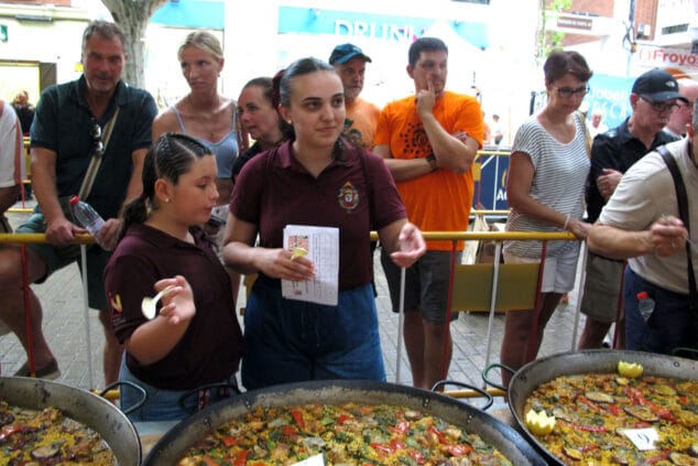 Las Fallas de Dénia desafían la lluvia y llenan de vida una jornada de Fiestas con un multitudinario concierto y correfocs 18 concurso de paellas 6