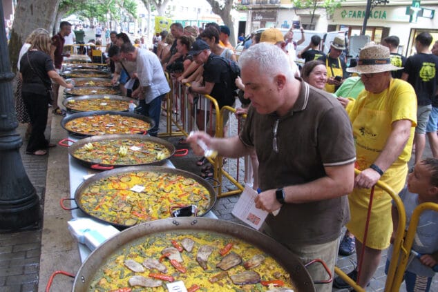 Las Fallas de Dénia desafían la lluvia y llenan de vida una jornada de Fiestas con un multitudinario concierto y correfocs 21 concurso de paellas 9