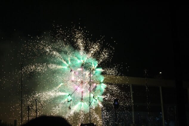 Las Fallas de Dénia desafían la lluvia y llenan de vida una jornada de Fiestas con un multitudinario concierto y correfocs 124 correfocs en el centro de denia 1