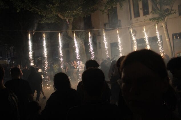 Las Fallas de Dénia desafían la lluvia y llenan de vida una jornada de Fiestas con un multitudinario concierto y correfocs 115 correfocs en el centro de denia 10