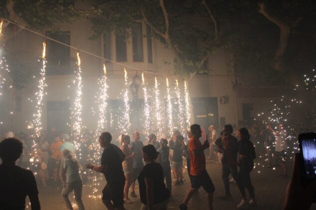 Las Fallas de Dénia desafían la lluvia y llenan de vida una jornada de Fiestas con un multitudinario concierto y correfocs 113 correfocs en el centro de denia 12