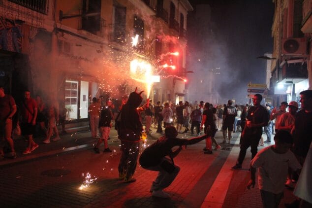 Las Fallas de Dénia desafían la lluvia y llenan de vida una jornada de Fiestas con un multitudinario concierto y correfocs 112 correfocs en el centro de denia 13