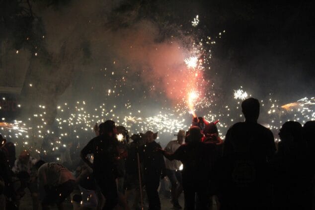 Las Fallas de Dénia desafían la lluvia y llenan de vida una jornada de Fiestas con un multitudinario concierto y correfocs 111 correfocs en el centro de denia 14