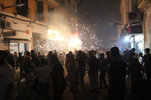 Las Fallas de Dénia desafían la lluvia y llenan de vida una jornada de Fiestas con un multitudinario concierto y correfocs 110 correfocs en el centro de denia 15