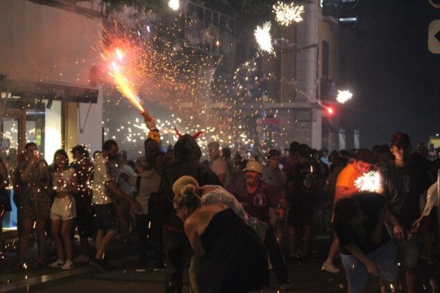 Las Fallas de Dénia desafían la lluvia y llenan de vida una jornada de Fiestas con un multitudinario concierto y correfocs 107 correfocs en el centro de denia 18