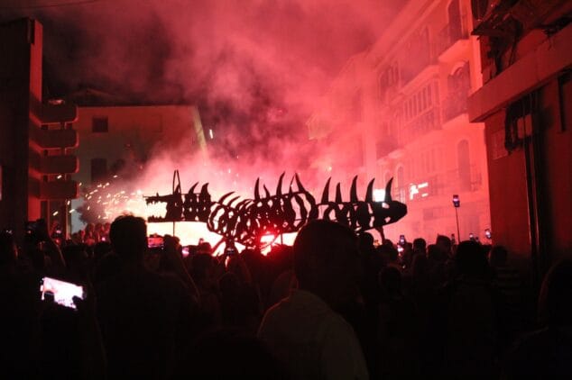 Las Fallas de Dénia desafían la lluvia y llenan de vida una jornada de Fiestas con un multitudinario concierto y correfocs 104 correfocs en el centro de denia 21