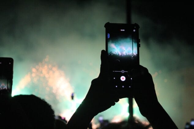 Las Fallas de Dénia desafían la lluvia y llenan de vida una jornada de Fiestas con un multitudinario concierto y correfocs 102 correfocs en el centro de denia 23