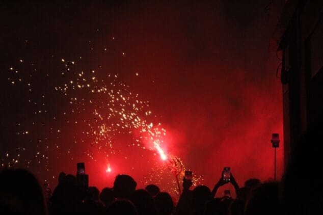 Las Fallas de Dénia desafían la lluvia y llenan de vida una jornada de Fiestas con un multitudinario concierto y correfocs 100 correfocs en el centro de denia 24
